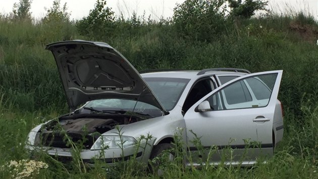 idika na dlnici pravdpodobn usnula, vozidlo pot nabouralo do plotu a sjelo do pole.