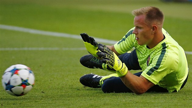 RYCHLE NA ZEM. Marc Andre ter Stegen pi trninku fotbalist Barcelony.