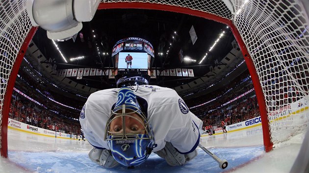 ROZCVIKA. Brank Tampy Bay Ben Bishop se navzdory zdravotnm problmm chyst na tet finle Stanley Cupu.