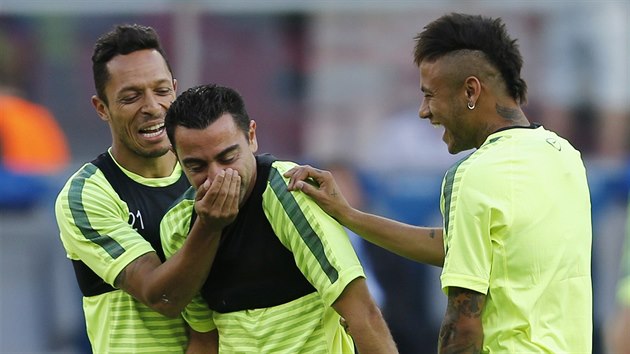 SRANDIKY NA TRNINKU. Xavi (uprosted), Neymar (vpravo) a Adriano z Barcelony vtipkuj na trninku den ped finle Ligy mistr.