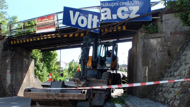 idi kamionu neodhadl vku a zdemoloval eleznin most v Nov Pace (1.6.2015).