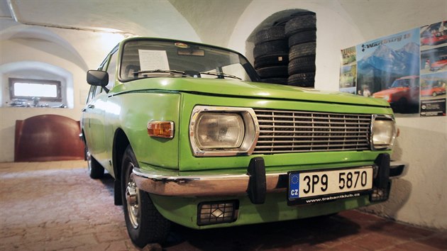 Expozice vozidel NDR v Plzni. Muzeum vlastn a provozuje Pavel Kovk. Na snmku Wartburg 353 W - tourist. (29.5. 2015)