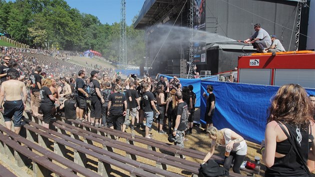 Metalfest v lochotnskm amfitetru. V ptenm vedru nvtvnky ochladili hasii vodou. (5. ervna 2015)