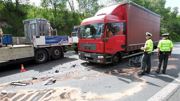 Pi hromadn dopravn nehod mezi Bochovem a almanovem na Karlovarsku se srazilo pt nkladnch a jedno osobn auto.