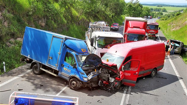 Pi hromadn dopravn nehod mezi Bochovem a almanovem na Karlovarsku se srazilo pt nkladnch a jedno osobn auto.
