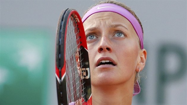 Petra Kvitov v osmifinlovm duelu Roland Garros s Timeou Bacsinszkou ze...