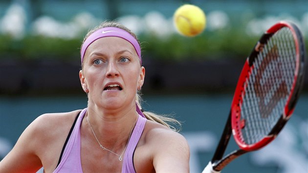 Petra Kvitov v osmifinlovm duelu Roland Garros s Timeou Bacsinszkou ze vcarska.