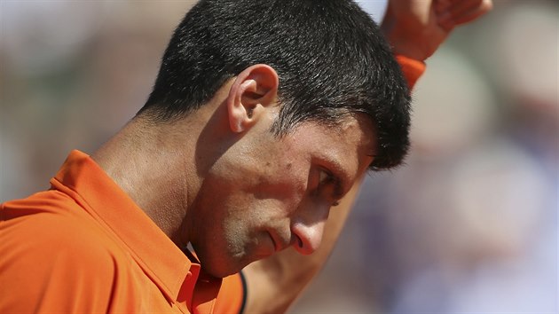Srbsk tenista Novak Djokovi ve tvrtfinlovm duelu s Rafaelem Nadalem ze...