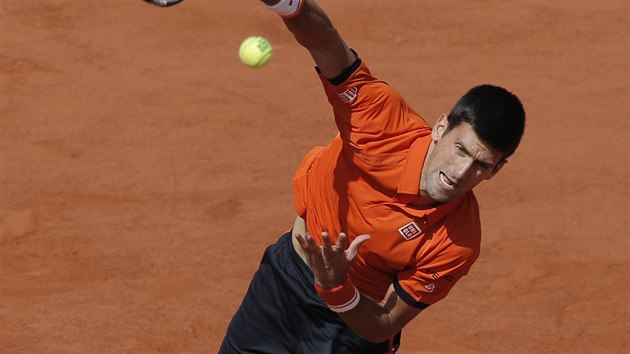 Srbsk tenista Novak Djokovi ve tvrtfinlovm duelu s Rafaelem Nadalem ze panlska.