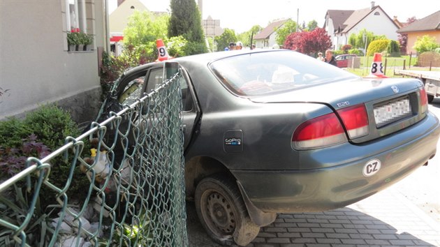 Mladk jedouc opil a pod vlivem drog nezvldl v umperku zen, peletl pes chodnk a pot narazil u domu do hlavnho uzvru plynu. Ten poniil a plyn tak pot zaal na mst unikat.