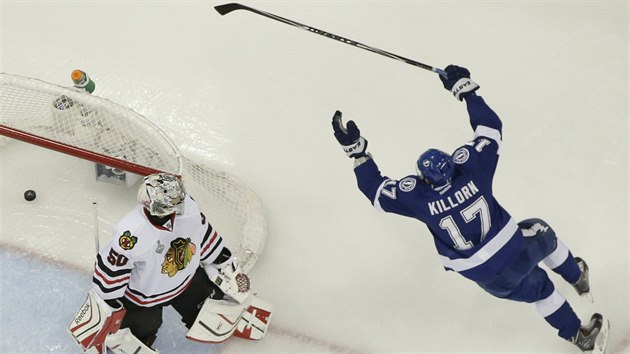 Alex Killorn (17) z Tampy slav, pekonal chicagskho glmana Coreyho Crawforda.