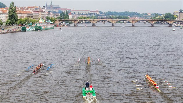 Osmiveslice Dukly Praha (uprosted) si jede pro vhru v Primtorkch.