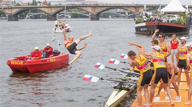 Posdka osmiveslice Dukly Praha slav vtzstv v Primtorkch 2015. Kormidelnk Oldich Hejduek let do vody.