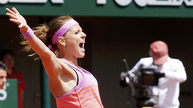 Lucie afov se raduje z deblovho titulu na Roland Garros.