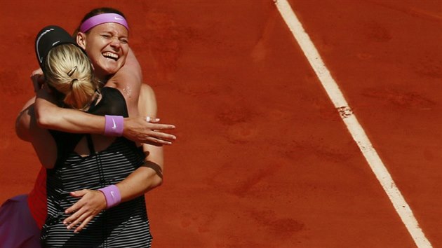 Lucie afov (vpravo) a Bethanie Mattekov-Sandsov se raduj z deblovho titulu na Roland Garros