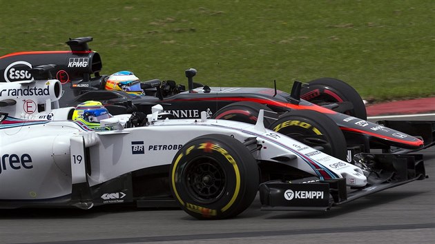 Souboj Felipeho Massy (v poped) z Williamsu a Fernanda Alonsa z McLarenu bhem Velk ceny Kanady.