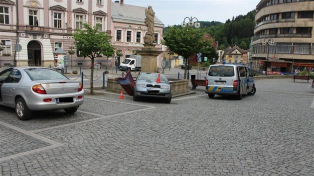 Fotografie z nehody, pi kter idika patn zabrzdila sv auto a to samo najelo na kanu.