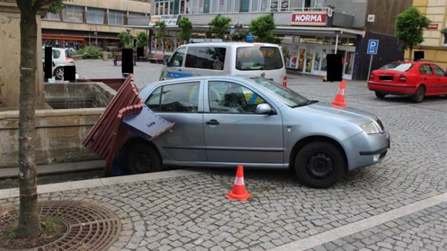 Fotografie z nehody, pi kter idika patn zabrzdila sv auto a to samo najelo na kanu.