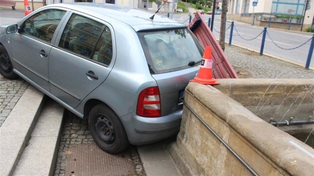 Fotografie z nehody, pi kter idika patn zabrzdila sv auto a to samo najelo na kanu.