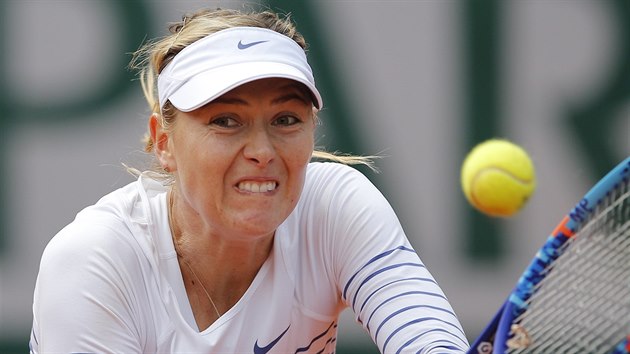 SIL. Maria arapovov zahrv bekhend v osmifinle Roland Garros s Luci afovou.