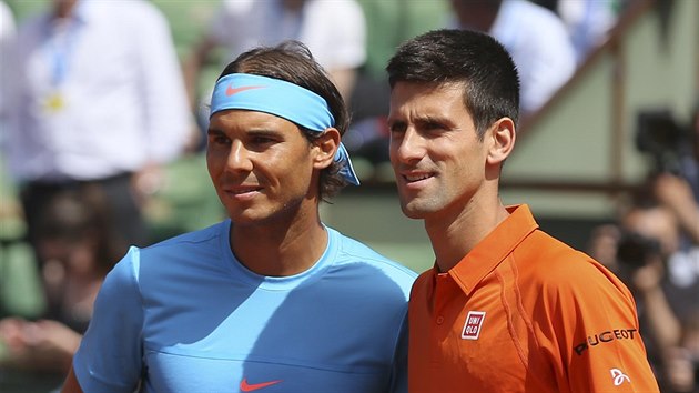 PED BITVOU. Rafael Nadal (vlevo) a Novak Djokovi pzuj ped tvrtfinle Roland Garros.