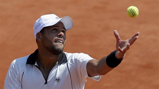 NADHOZ. Jo-Wilfried Tsonga se chyst na servis proti Stanu Wawrinkovi.