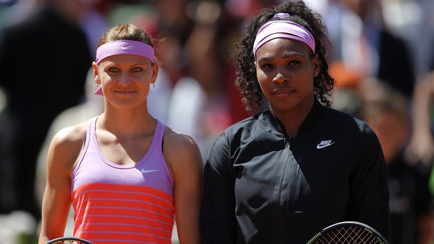 NSTUP. Finalistky ensk dvouhry na Roland Garros - vlevo Lucie afov, vpravo Serena Williamsov.