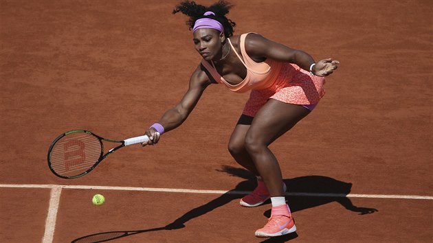 Serena Williamsov returnuje ve finle dvouhry proti Lucii afov.