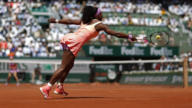 Serena Willamsov pi returnu ve finle Roland Garros