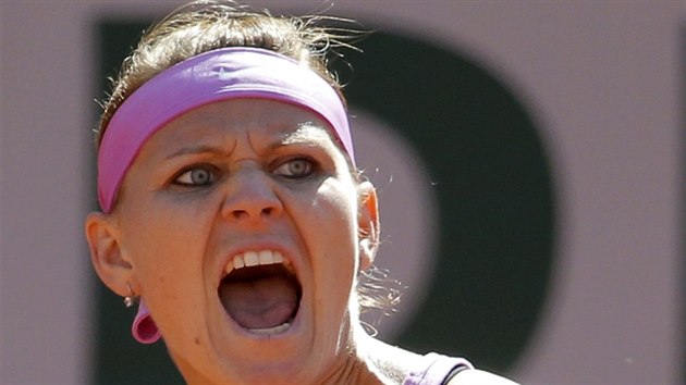 Lucie afov se raduje ve finle Roland Garros.