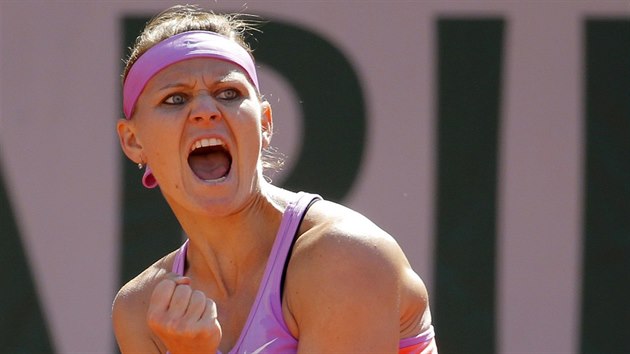 Lucie afov se raduje ve finle Roland Garros.