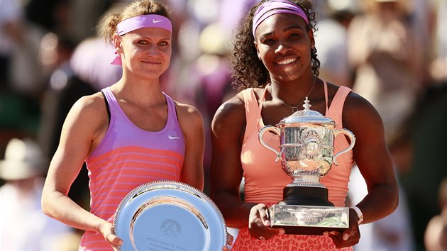 TY NEJLEP ENY ROLAND GARROS 2015. Vpravo pzuje s trofej pro vtzku Serena Williamsov, vlevo je pak esk tenistka Lucie afov, pro ni probojovn do finle grandslamu bylo ivotnm spchem singlov kariry.