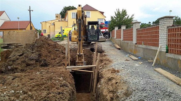 Ti jednotky hasi zachraovaly zavalenho dlnka v Neslovicch (1. 6. 2015).