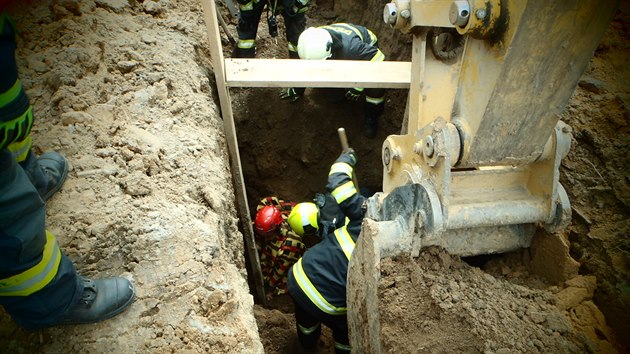 Ti jednotky hasi zachraovaly zavalenho dlnka v Neslovicch (1. 6. 2015).