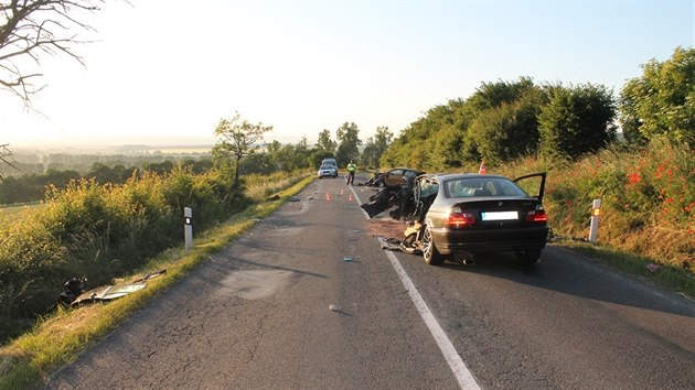 Dvaaticetiletho idie BMW museli z auta vysthat hasii. Vrtulnk ho s tkmi zrannmi transportoval do nemocnice.