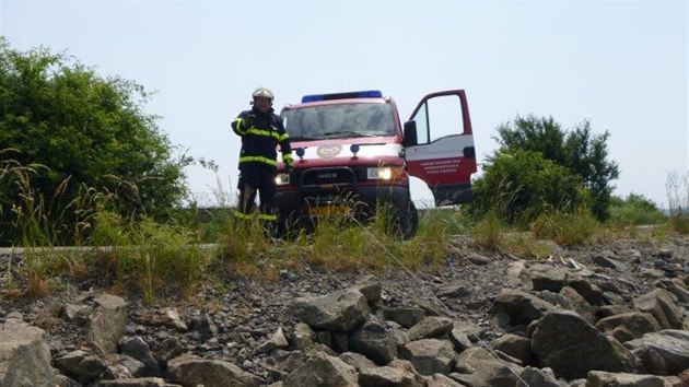 Hasii u akvic vytahovali auto z vodn ndre (8. 6. 2015).