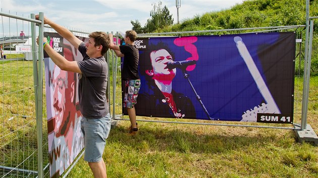 V hradeckm Festivalparku vrchol ppravy na Rock for People (2.6.2015).