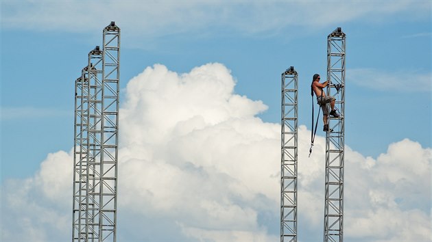 V hradeckm Festivalparku vrchol ppravy na Rock for People (2.6.2015).