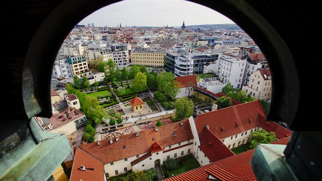 Kltern zahrada u frantikn. Za zdmi kltera se skrv oza pln vzcnch strom a naprostho klidu.