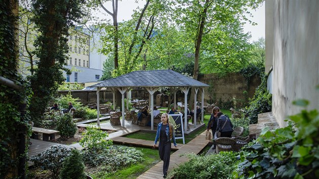 Vodikova ulice. Kdo by tu ekal romantickou zahradu s altnem? A pece tu je, hned naproti Lucern, ve Vodikov 35. 