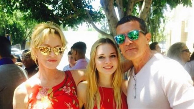 Melanie Griffithová, Antonio Banderas a jejich dcera Stella (8. ervna 2015)