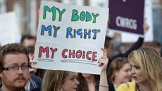 Ženy v Dublinu protestují za právo rozhodnout se o potratu samy. (9. června... Ženy v Dublinu protestují za právo rozhodnout se o potratu samy. (9. června...