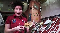 Astronautka vaří tortillu na ISS Astronautka vaří tortillu na ISS