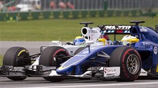 Marcus Ericsson (vpravo) z týmu Sauber v souboji s Felipe Massou z Williamsu.