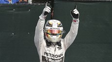 Lewis Hamilton slaví výhru ve Velké cen Kanady.