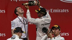 Lewis Hamilton rozlévá ampus po triumfu ve Velké cen Kanady. Druhý v poadí...