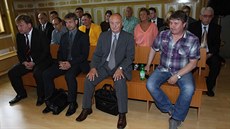 Bývalí i současní zastupitelé Košťan před soudem. Bývalí i současní zastupitelé Košťan před soudem.