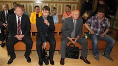 Bývalí i současní zastupitelé Košťan před soudem. Bývalí i současní zastupitelé Košťan před soudem.
