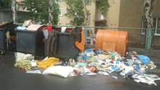 Muž řádí hlavně v lokalitě Za Chlumem, na sídlišti u nového nádraží, ale i v... Muž řádí hlavně v lokalitě Za Chlumem, na sídlišti u nového nádraží, ale i v...