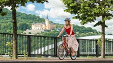 Vítězný snímek soutěže Cycle-chic zachycuje Janu Laudovou z Neštěmic na nábřeží... Vítězný snímek soutěže Cycle-chic zachycuje Janu Laudovou z Neštěmic na nábřeží...